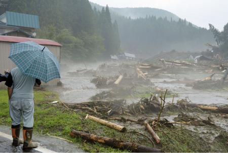 土砂の中から２人発見 安否不明 秋田の土石流現場