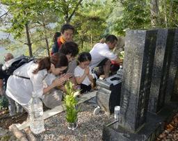 日航機墜落事故から２８年、遺族ら尾根で黙とう 学生の手助けも