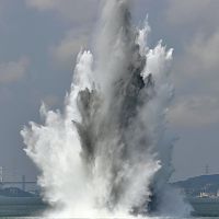 轟音とともに巨大な水柱…下関沖で米軍機雷爆破