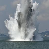 関門海峡海底で発見された機雷の爆破処理成功 100m超の巨大水柱