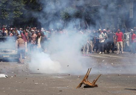 親・反モルシ派が衝突し発砲騒ぎ、１人が死亡