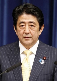 総務相と国家公安委員長が靖国参拝 首相は玉串料