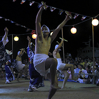 ユーモラスな動きで盆踊り 大分・姫島