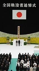 終戦記念日:平和風化させない 首相、加害責任に触れず