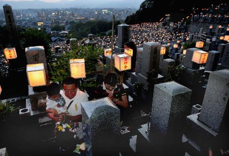 街を見下ろす１万個の提灯 京都・大谷祖廟で万灯会