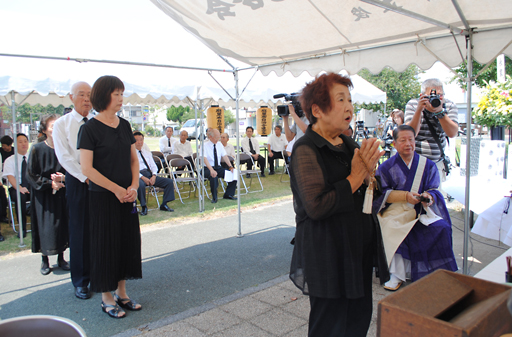 岩国空襲:「悲しみの記憶継承」 記念碑に手を合わせ ／山口