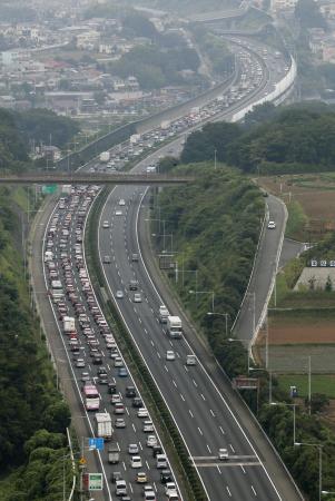 Ｕターン、高速道の渋滞ピーク 18日にかけ混雑続く