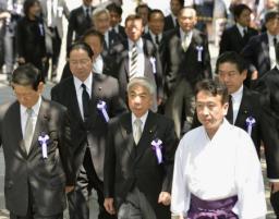 終戦の日、３閣僚が靖国参拝 国会議員の会１０２人も