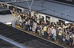 諏訪湖襲った豪雨・雷 花火大会中止 交通網混乱