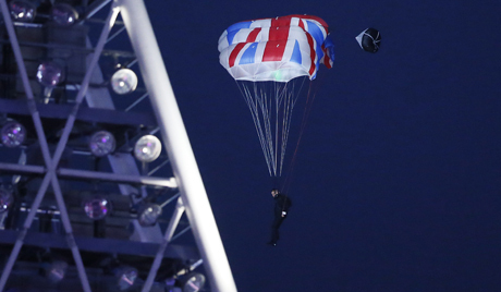 ロンドン五輪開会式の「ボンド役」スタント、滑空中に事故死