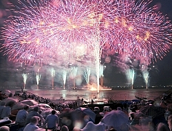 雷雨で花火大会中止、６６００人が一時足止め