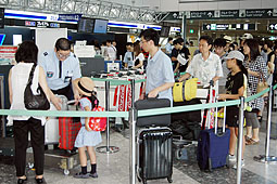 お盆休み終え飛行機でＵターン 新千歳空港混雑