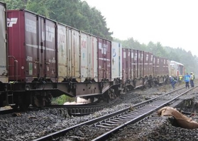 貨物列車脱線 復旧の見通し立たず