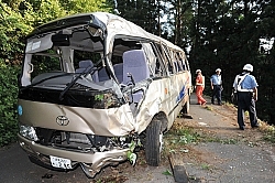 負傷者、車外飛び出す 木島平事故 現場にガードレールなし