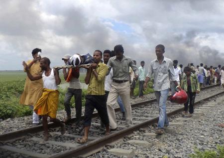 インドの列車事故、死者２８人に