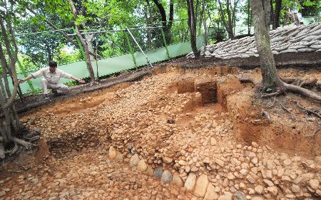 埋葬施設までの「葬列の道」確認 向日・五塚原古墳