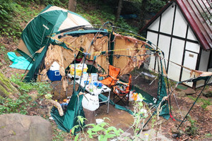 漏れたガスに引火か 沼津のテント村で爆発