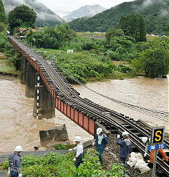 九州北部など猛烈な雨のおそれ