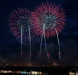 「守・破・離」の１万８千発 秋田・大曲の花火