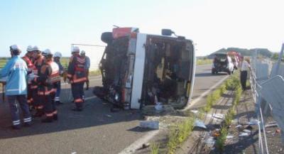 バス横転、１４人重軽傷・・・道央道