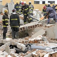 ２７日、サンパウロの商業施設倒壊現場で生存者を捜す消防隊員（ＡＰ）