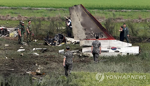 韓国空軍初の超音速訓練機が墜落、炎上真っ二つ