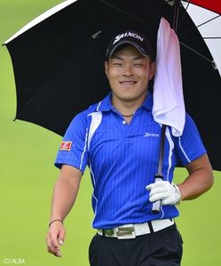 藤本、冨山ら通算９アンダーで首位に並ぶ