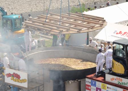 芋煮「塩味もおいしい」 山形でフェスティバル