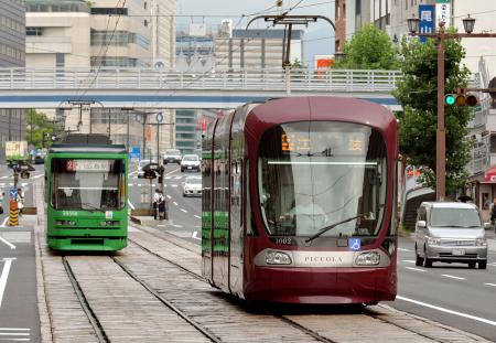 車と路面電車、衝突を防げ…マツダ、世界初の実証実験へ 無線機を搭載、死角でも位置把握