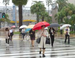 台風１７号:西日本に豪雨警戒…温帯低気圧に変わる