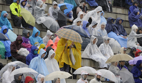 近畿・中四国の大雨、３万人超に避難指示・勧告 交通も乱れ