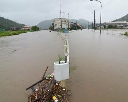 大雨:川氾濫、鳥取市避難勧告 交通まひ、休校相次ぐ ／鳥取