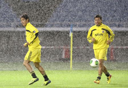 岡崎、左膝痛で離脱＝サッカー日本代表