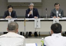 津波で８４人犠牲の大川小、石巻市長が遺族に謝罪