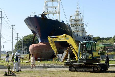 東日本大震災:気仙沼の大型漁船、解体作業始まる