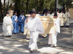 鍵穴開ける所作「御戸祭」粛々と 三重・伊勢神宮