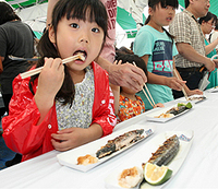 県産カボスが引き立てる 目黒のさんま祭り