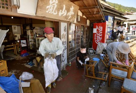 嵐山、台風一過の秋晴れ 各地で復旧作業本格化