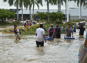 メキシコで暴風雨による被害拡大、洪水で観光地など混乱