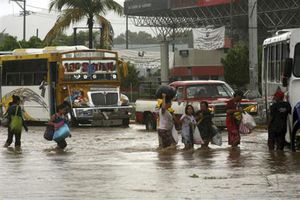 暴風雨、アカプルコなど襲い死者８０人に 邦人も足止め