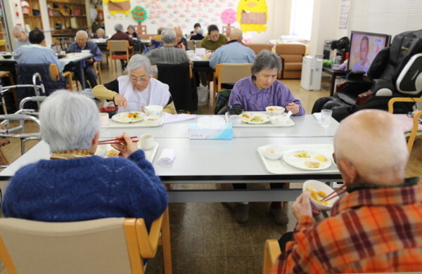 介護保険自己負担、一定所得基準以上で２割に 厚労省案