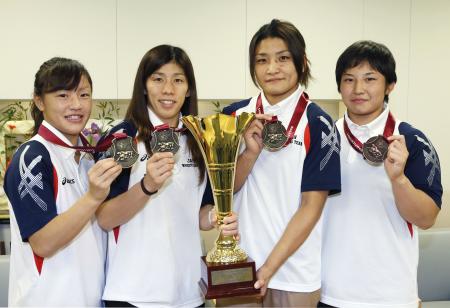 レスリング日本代表女子が帰国 吉田「東京五輪に挑戦」