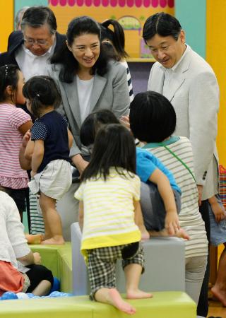 皇太子ご夫妻が福島訪問 室内遊び場で子どもと…