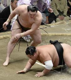 ため息誘う完敗＝２敗に後退の稀勢の里－大相撲秋場所９日目