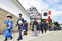 八重たちも勇壮行進 会津藩公行列に６００人