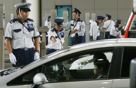 成田空港:検問を廃止…１５年３月までに