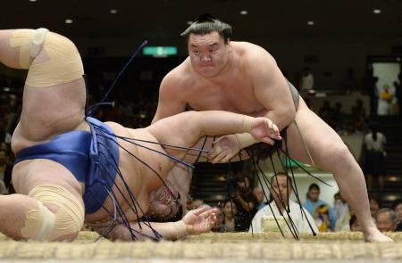 稀勢の里、我慢の白星 横綱破り２敗堅持