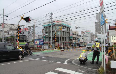 踏切内で女性はねられ死亡 横浜、高齢者助けようと