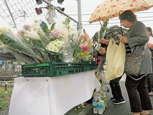 踏切の高齢者助け、女性死亡＝事故現場に献花相次ぐ－横浜