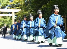 遷御の儀 一夜明け参拝者多数